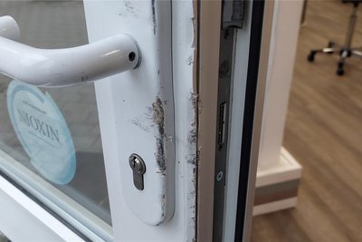 Die Unbekannten versuchten, die Tür des Friseursalons aufzuhebeln. Dies misslang jedoch.