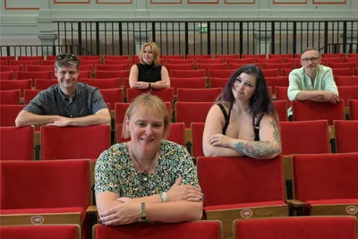 Gehören zum Burattino-Team (v.l.): Haustechniker Sven Fischer, Theaterleiterin Annekathrin Rottstädt-Hänel, Veranstaltungsmanagerin Anni Hänel, Kostümschneiderin Amalie Kremer und Theaterpädagoge Falko Köpp.