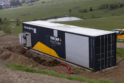 Im Freestyle-Park „Hranice“ wird gerade eine Snowfactory installiert. Die innovative Beschneiungstechnologie kommt aus Italien. Sie produziert Schnee von bester Qualität, jedoch völlig unabhängig von der Lufttemperatur. In Tschechien sind inzwischen vier solcher Anlagen im Einsatz.