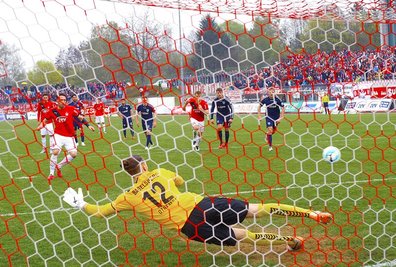 Aykut Öztürk (Zwickau) verwandelt den Elfmeter zum 3:1