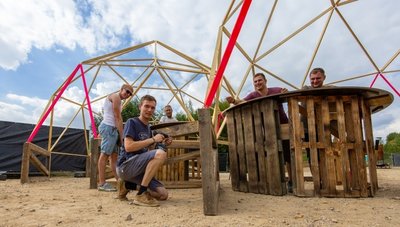 Nick Oelsch (vorn) und seine Mitstreiter haben wieder ein abwechslungsreiches Festivalgelände vorbereitet. 