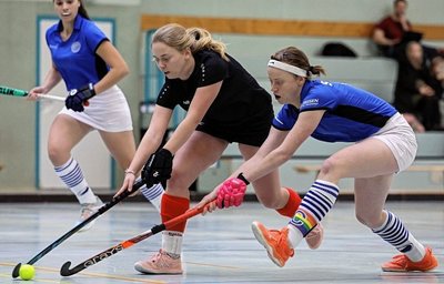 Geht voran: Marie Rothmund (schwarzes Trikot) hat seit dieser Saison bei den Hockeyspielerinnen des SV Motor Meerane das Kapitänsamt inne. Gegen Jena war sie an allen Treffern beteiligt. 