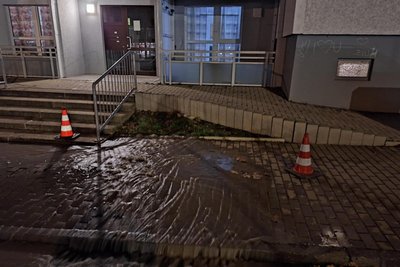 Vor einem Neubaublock an der Leipziger Straße läuft das Wasser über den Fußweg.