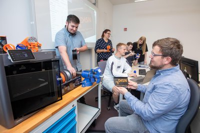 Der Studiengang Industrial Engineering an der Hochschule Plauen - von links: Max Kleider, Ulrike Sammer, Robert Freund, Niklas Krauße, Julia Karbstein, Dozent Dominik Böttger.