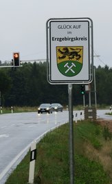 Die ersten Begrüßungsschilder stehen seit einigen Tagen - wie hier nahe Schneeberg. 