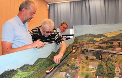 André Morgenstern, Matthias Langer und Jens Martin (v. l.) vom Modellbahnclub Cunersdorf/Crottendorf während der Schau. 