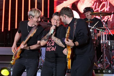 Kerstin Ott stellte ihre fünfköpfige Combo beim Konzert in Zwickau als „beste Band der Welt“ vor.