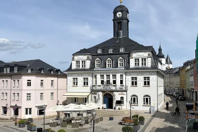 Der Ratskeller in Schwarzenberg hat nun auch sein Freiluftrestaurant auf dem Markt wieder eröffnet. Foto: