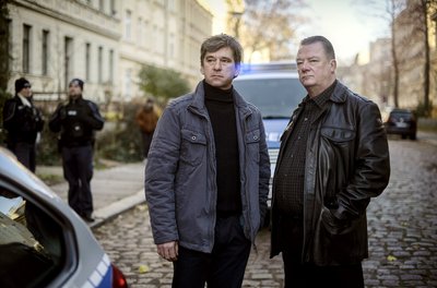 Es gibt ein Wiedersehen: Peter Kurth (rechts) als Kriminalhauptkommissar Henry Koitzsch und Peter Schneider als Kriminalkommissar Michael Lehmann dürfen nach ihrem fulminanten "Polizeiruf"-Debüt vom Sommer 2021, "An der Saale hellem Strande", erneut in Halle ermitteln. Allerdings kommt die Folge "Der Dicke liebt" nicht mehr in diesem Jahr auf den Bildschirm. 