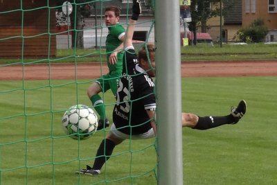 Auch der sitzt! Merkurs Willi Schreiner überwindet Wackers Torwart Markus Löffler zum 8:2.