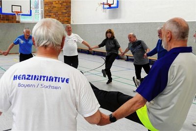 Unter Anleitung von Physiotherapeutin Ines Weißbach (hinten) absolvieren die Mitglieder der Zschopauer Herzsportgruppe jeden Mittwochabend zahlreiche Übungen. 