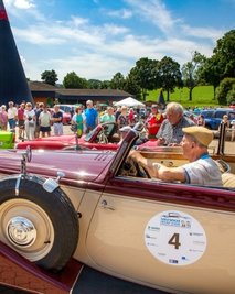 Im Crottendorfer Räucherkerzenland machte die Sächsische Meister-Classic Station. Die Premiere der Rallye kam sehr gut an. 