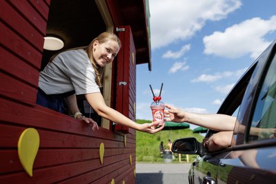 Neben frischen Erdbeeren gibt es auch Eis und Milchshakes im Erdbeer-Drive-in.