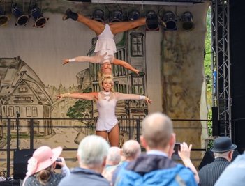 Die Zwillingsschwestern Carmen und Claudia zeigten am Sonntag auf der Bühne des historischen Marktes ein Programm aus Artistik, Musik und Charme. 