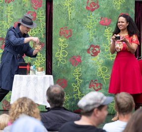 Auf einer kleinen Bühne gaben die Künstler des Eduard-von-Winterstein-Theaters Einblicke in die neue Spielsaison. 