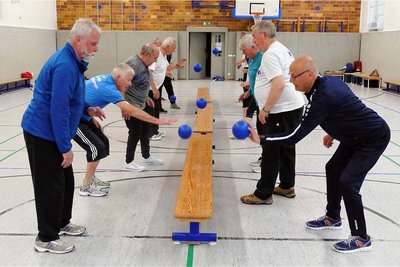 Auch Ballspiele stehen auf dem Programm. Regelmäßig mit dabei ist auch Dr. Johannes Werner (links), der Initiator dieser Herzsportgruppe. 