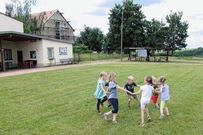 Für Ringelreihen ist die Spielfläche gerade noch tauglich, jedoch nicht für Punktspiele.