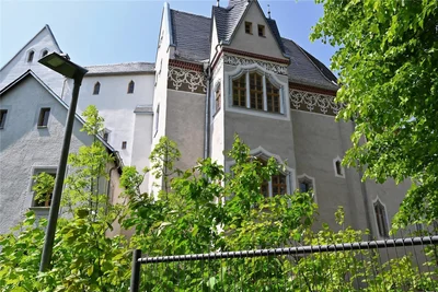 Schloss Sachsenburg mit sanierter Fassade und der neuen Turmspitze des Standerkers.