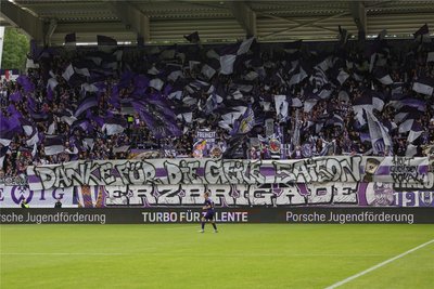 Gänsehaut pur vorm Anstoß: „Holt Euch den Pokal!“ Die Fans haben ihrem Team einen Auftrag erteilt.