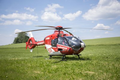 Der Rettungshubschrauber brachte den Verletzten in ein Krankenhaus.