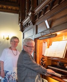 Eckhard Zuckerriedel beim Konzert an der Schmeisser-Orgel, seine Frau Hildegard unterstützte ihn. 
