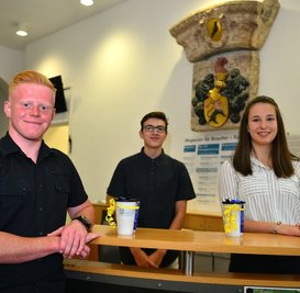 Die neuen Gesichter im Rathaus Hainichen: Anna-Lena Wagner wird zur Verwaltungsfachangestellten ausgebildet, Anton Lunze (l.) zum Fachangestellten für Bäderbetriebe. Lucas Klann strebt ein Fachabitur an und macht deshalb ein einjähriges Praktikum. Zum Start am 1. September gab es Kaffeebecher mit dem Stadt-Logo als Geschenk. 
