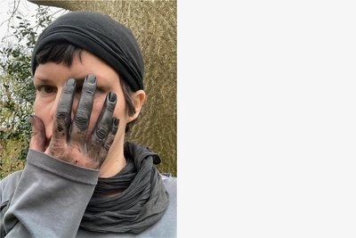 Medienscheu, aber Künstlerin mit allen Sinnen: Nadja Poppe. Ein Bild aus dem Film "Nadja am Meer" über ihre Arbeit auf Rügen.