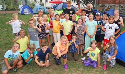 25 Mädchen und Jungen der 2. bis 4. Klassen feierten im Hort der Gerhart-Hauptmann-Grundschule den Ferienabschluss und verbrachten die Nacht in Zelten.