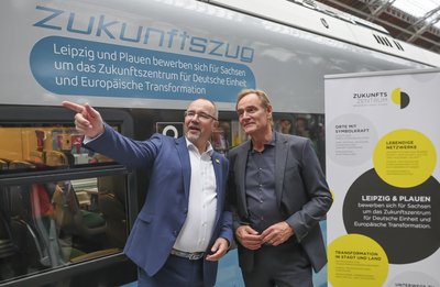 Steffen Zenner (l, CDU), Oberbürgermeister von Plauen, und Burkhard Jung (SPD), Oberbürgermeister von Leipzig, stehen an einem so genannten Zukunftszug im Leipziger Hauptbahnhof. Der Zug ist Teil der Bewerbung der beiden Städte um das «Zukunftszentrum» zur Deutschen Einheit und Europäischen Transformation. Bei der Fahrt mit zahlreichen Fahrgästen aus Politik, Kultur und Gesellschaft verbindet der Zug Leipzig und Plauen als Orte der Friedlichen Revolution. Solch ein Zug könnte später auch europäische Städte verbinden. Eine Expertenkommission hatte anlässlich der 30. Jahrestage der Friedlichen Revolution und der Deutschen Einheit die Einrichtung des Zukunftszentrums in einer ostdeutschen Stadt empfohlen.