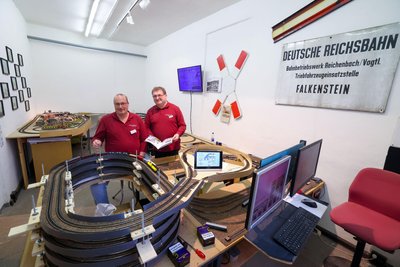 Moderne Technik hält Einzug in das Modelbahnwesen. Tino Witthauer (links) und Jens Strokosch betreuen den Aufbau einer TT-Anlage, die komplett digital geplant wurde und gesteuert wird.