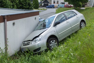 Ein Toyota ist am Donnerstag gegen einen Garagenwand gekracht.