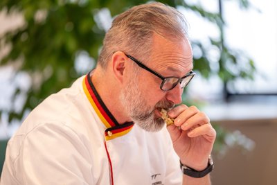 Brotprüfer André Bernatzky leitet die Akademie des Deutschen Bäckerhandwerks in Sachsen.