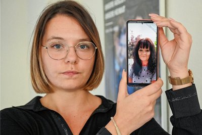 Monique Elsmann zeigt ein Foto ihrer Mutter. Sie liegt seit 18. Oktober im Koma. 