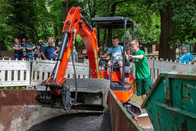 Starker Anziehungspunkt: Die Lehrlinge der Freiberger Baufirma LSTW betreuten den Mini-Bagger, der bei den jungen Besuchern gefragt war. Auch eine Pflasterstrecke gab es.