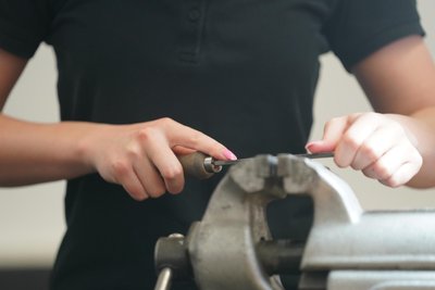 Das Verarbeitende Gewerbe gilt als Motor des Arbeitsmarktes. Doch das Vogtland verliert gerade in dieser Branche.