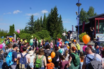 An der Schönecker Tourist-Info bot sich am Samstag bei der Eröffnung von Eckis Naturlehrpfad ein buntes Bild.