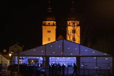 Abends am Topfmarkt. Sobald die neue Eisbahn um 20 Uhr geschlossen ist, kommen die finsteren Gestalten.