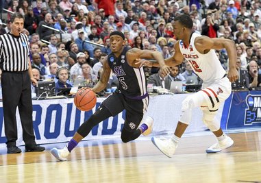 Shannon Bogues (dunkles Trikot) spielte an der Stephen-F.-Austin-Universität und anschließend in der G-League, einer Talente-Liga der NBA. 