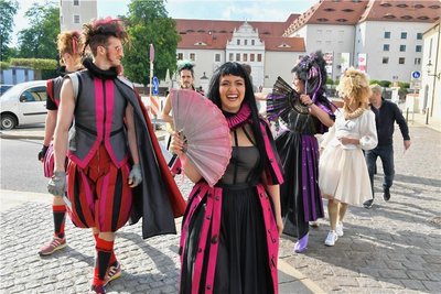 Rosmery Rojas (vorn) spielt die Titelrolle in der Komödie „Dame Kobold“.