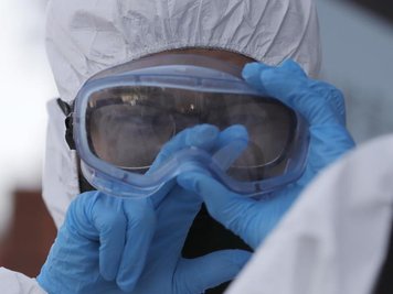             Person in Schutzkleidung.