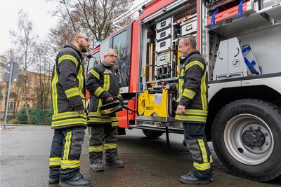 Hauptfeuerwehrmann Marcel Balla, Brandmeister Matthias Rupf und Löschmeister Kandy Mothes (von links) schauen sich das Werkzeug in dem neuen Löschfahrzeug an.
