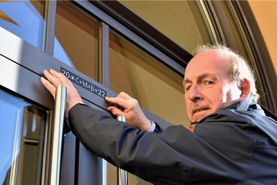 Pfarrer Josef Reichel bringt am Haupteingang des Reichenbacher Rathauses, stellvertretend für das Gemeinwesen in der Stadt, den Segen 20*C+M+B*22 (Christus segne dieses Haus) an. 