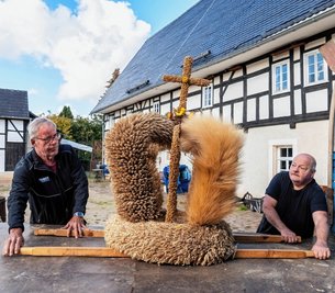 Die Erntekrone des Museums Schwarzbach wurde in diesem Jahr nach Rochlitz ausgeliehen. Am Dienstag holten sie Mitarbeiter des Museums wieder nach Schwarzbach. 