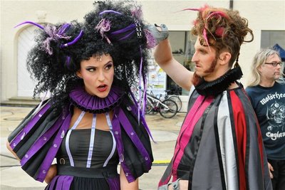 Auch Tonja Arina Gold und Peter Peniaška vom Schauspielensemble zogen vom Schloss zum Obermarkt Freiberg.
