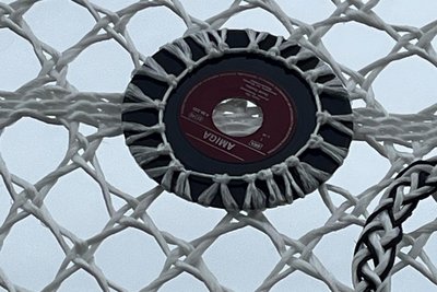 Musik in der Musik: Das Notenband mit der Melodie des Steigerliedes hatte kunstvoll eingeklöppelt noch weitere Titel im Angebot. Alte Amiga-Single-Schallplatten lieferten die Punktierung der Noten.
