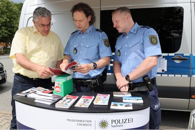 Präventionsberatung der Polizei in Schwarzenberg: Oberbürgermeister Ruben Gehart (l.) im Gespräch mit Polizeihauptkommissar Ronny Thon (Mitte) und Polizeihauptmeister Robin Kinder.