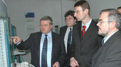 
              <p class="artikelinhalt">Werkleiter Matthias Reh und Geschäftsführer Christian Bleyl erläutern Minister Roland Wöller (v. l.) und Frank Vogel, Beigeordneter des Landrats, beim Betriebsrundgang die Steuerung der Kartonmaschine. </p>
            