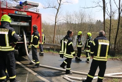 Als die Löschwasserreserven nicht mehr reichten, verlegte die Reuther Feuerwehr mehrere hundert Meter Schläuche zu einem Teich. 