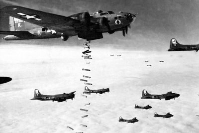 Die Flying Fortress Bomber wurden auch fliegende Festungen genannt. Ein solches Flugzeug hat am 13. Februar 1945 seine Last über Meerane abgeworfen.