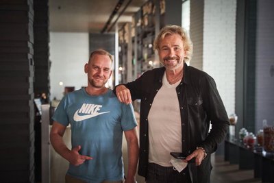René Kästner kennt viele Promis, auch wenn er das nicht gleich jedem erzählt. Mit Thomas Gottschalk hatte er während seines Filmprojekts „We Wear The Crown – 40 Jahre Rap aus Deutschland“ zu tun, denn Gottschalk rappte ganz, ganz früher auch mal kurz.